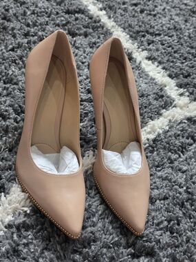 Coach Women's Tan  Pointed Toe Pumps in Blush Size 7.5
